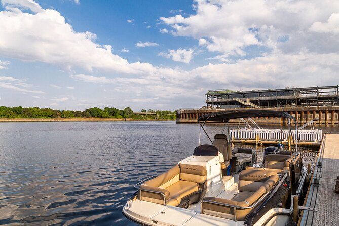2-Hour Private Montreal Boat Cruise - A Private 2-Hour Cruise with Big-District Views