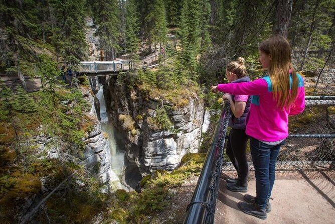 3-Day Authentic Jasper National Park Packaged Tour - Day 1: Banff National Park Icons, Lake Louise, Moraine Lake, Bow Lake, Icefields Skywalk