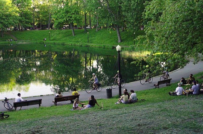 3Hr Montreal Architecture Bike Tour with regular or E-bikes Beer & wine included - Stop Moments: Tasting, drink, and the on-the-street history lessons