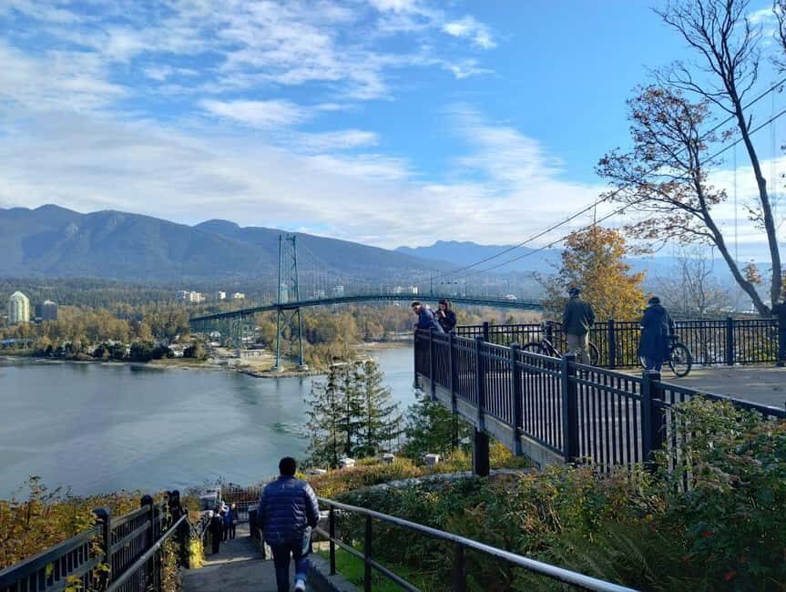 Aquarium & StanleyPark+20 Gem Spots+City/Vip Car+Small Group - Stanley Park and the Aquarium in One Fast, Comfortable Loop