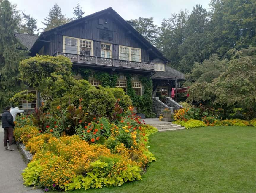 Aquarium & StanleyPark+20 Gem Spots+City/Vip Car+Small Group - The Luxury Car Advantage: Why 3 Hours Feels Like More Time