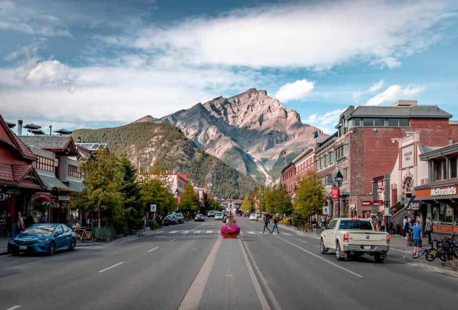 Banff: Banff Town, Gondola, and Canyon Day Tour - Morning pickup in Calgary or Banff: why the start matters