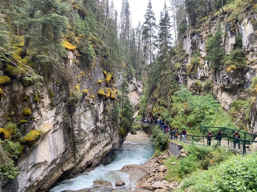 Banff/Canmore: Moraine Lake 1.5h & Lake Louise Half-Day Tour - Insider touches: pro photos, plus the little extras
