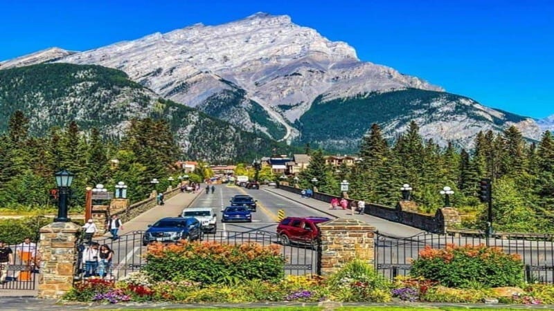 Banff: Gondola, Hot Spring and Three Lakes Tour - Guides and the small-group advantage: why it matters