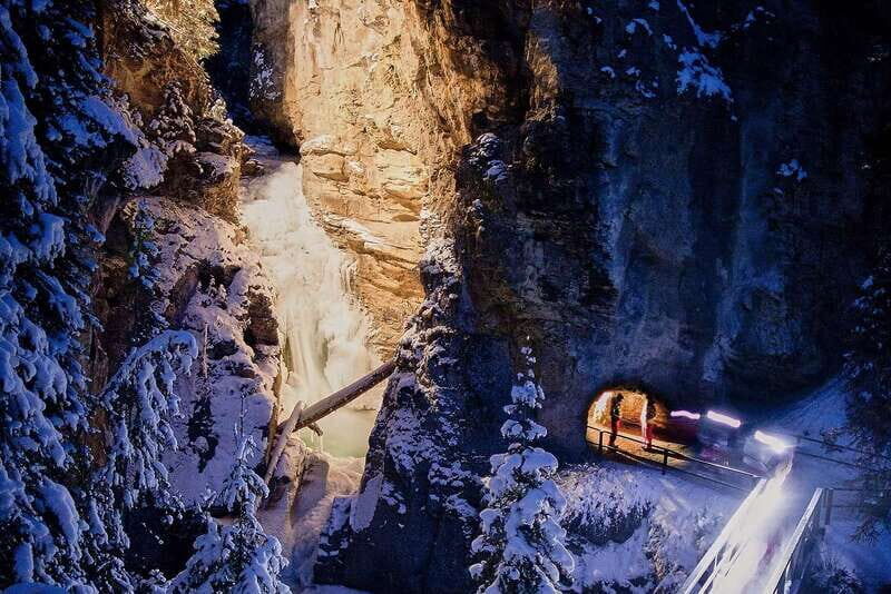 Banff: Johnston Canyon Evening Icewalk - Why Johnston Canyon feels special after dark
