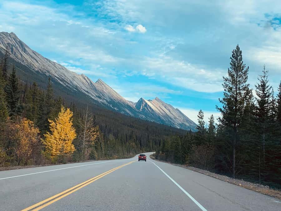 Banff Lake Louise Moraine, Emerald Glacier, Peyto & Bow Lake - Pickup and the Ride North: Comfortable Transport, Busy Day