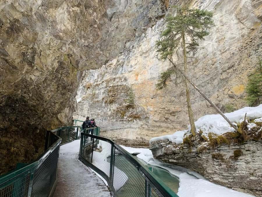 Banff : Lake Louise, Moraine, Emerald & Johnston Canyon tour - Lake Louise: glacier-fed views and quick photo time