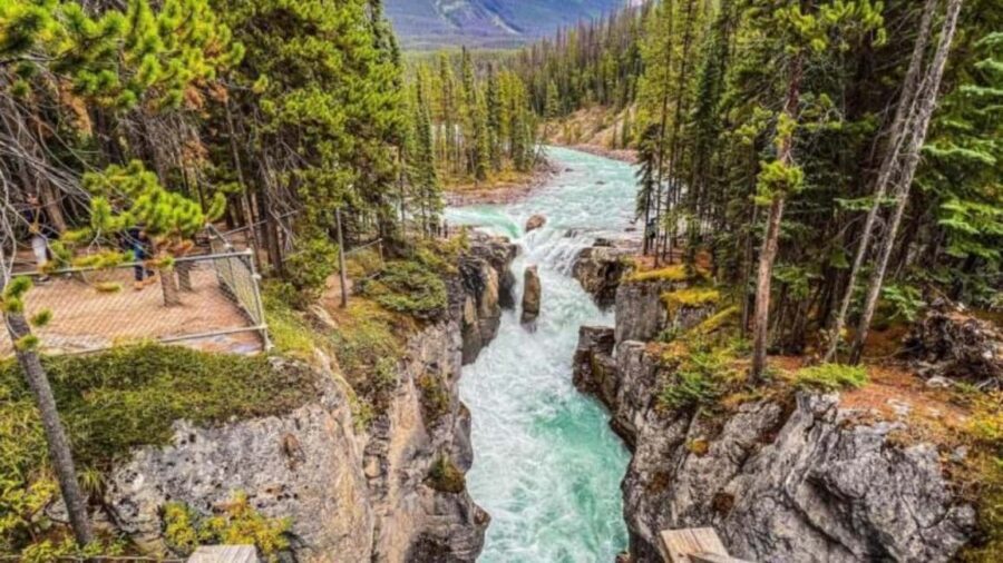 Banff : Lake Louise, Moraine, Emerald & Johnston Canyon tour - Banff town time: small-city charm between big sights