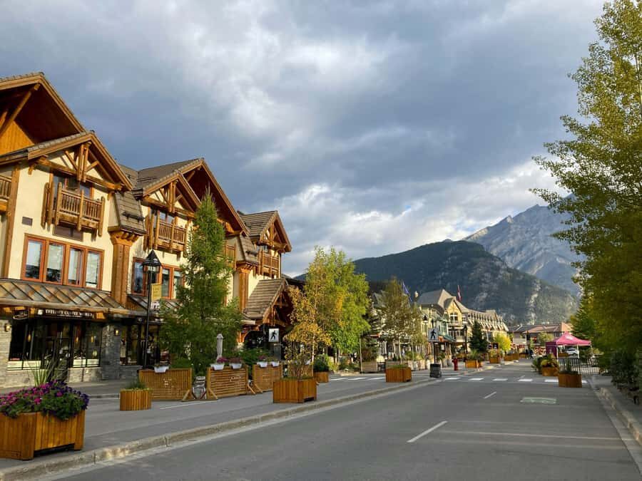 Banff: Louise & Moraine Lake or Johnston Canyon 1/2 Day Tour - The scenic ride: you’re not stuck just sitting