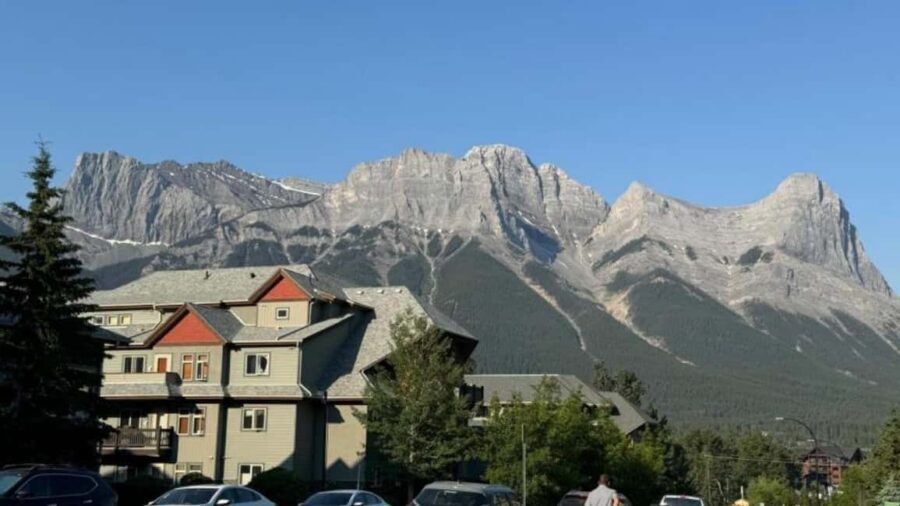 Banff. Moraine, Lake Louise ,Emerald & Johnston Canyon tour - Vermilion Lakes and Banff town: the drive turns into a real day out