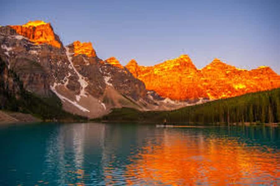 Banff town,Lake Louise, Moraine, Emerald & Johnston Canyon - Guides and group feel: what you can expect in the real world