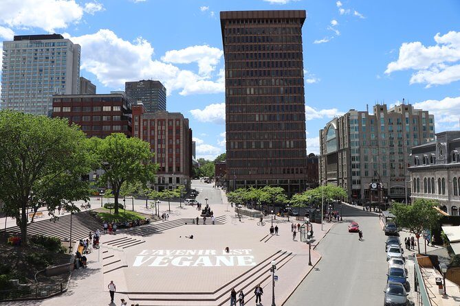 Best of Quebec City: Panoramic Bus Tour with Local Guide - Guide Energy and Hearing the Stories in English and French