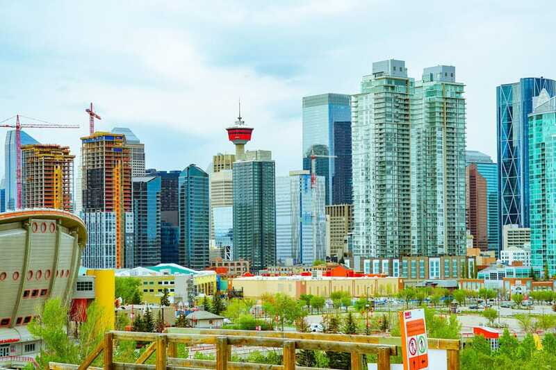 Calgary: 3-Hour Sightseeing Bus Tour - Timing quirks: Monday-only season and real-world traffic delays