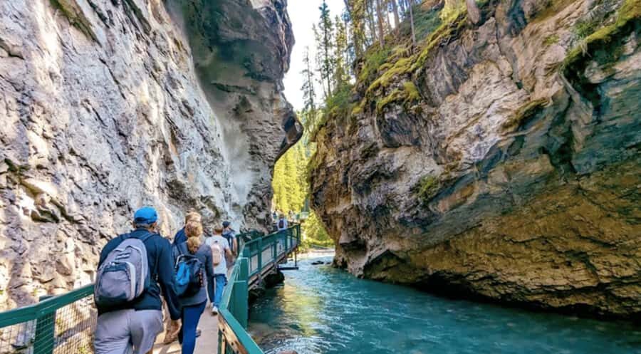 Calgary/Banff: Lake Louise, Moraine & Johnston Canyon Trip - Lake Louise: The Turquoise Views and Photo-Friendly Timing