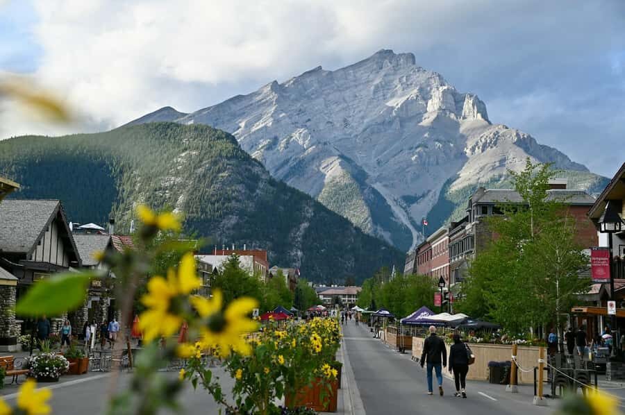 Calgary: Lake Louise, Emerald Lake, and Johnston Canyon Tour - Timing and pacing: how the itinerary feels in real life