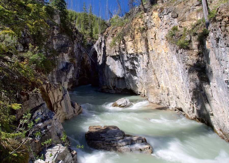 Calgary: Radium Hot Springs & Marble Canyon Day Trip - Who YG is and why the guide style changes the whole day