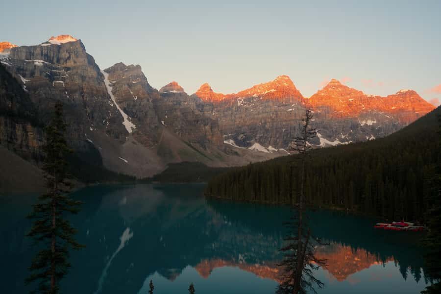 Calgary:Moraine Lake Sunrise & Lake Louise & Wildlife Safari - Practical gear checklist for pre-dawn comfort