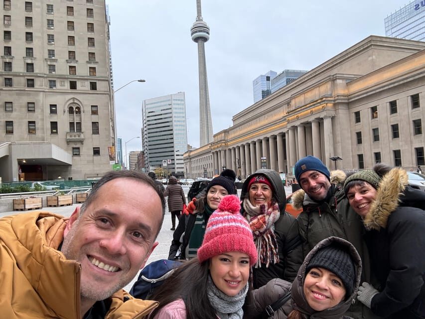 Downtown Toronto: Walking tour experience. English/Spanish - Toronto Island ferry (seasonal): skyline views and a calmer pace