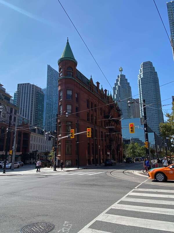 Downtown Toronto: Walking tour experience. English/Spanish - Meeting Paul Campbell and setting expectations on the route