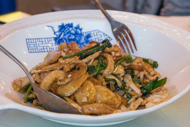 Downtown Vancouver Asian Food Tour by Vancouver Foodie Tours - Stop 2: Kirin Restaurant and the Pull of Classic Chinese Fare
