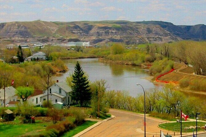 Drumheller Dinosaur Valley & Horseshoe Canyon Adventure Day Tour - Royal Tyrrell Museum: Ten Galleries and a Dinosaur-Obsessed Reality Check