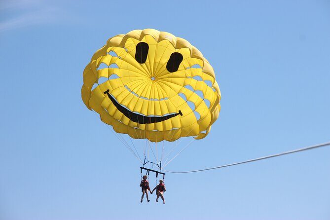 Early Bird Parasailing Experience in Kelowna - Landing back to the boat: smooth touchdown beats the scare