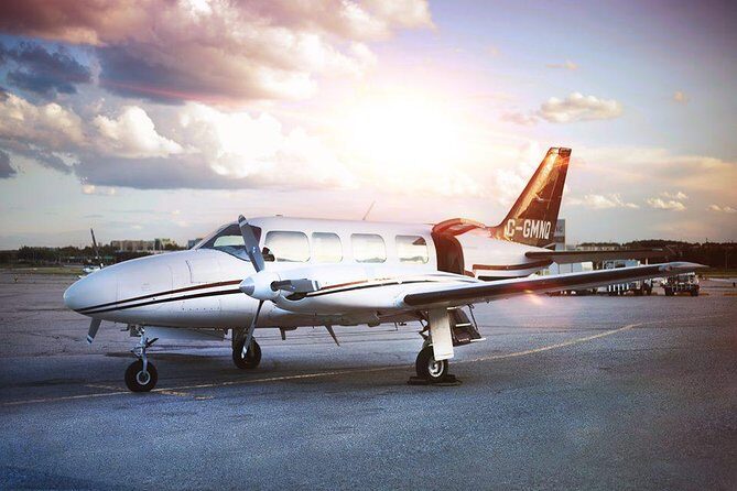 Exhilarating 120km Aerial Tour of Toronto with iflyTOTO - The cabin in an 8-seater: intimacy, noise, and comfort swings