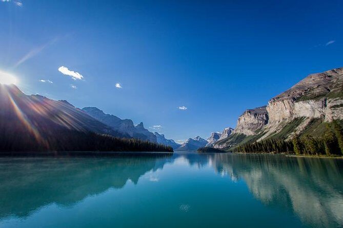 Explore Jasper Tour - Medicine Lake and Athabasca River photo moments