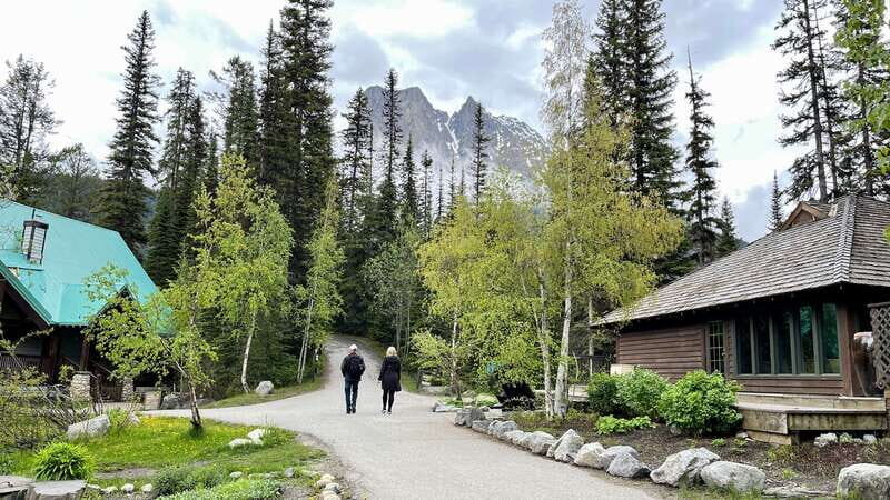 From Calgary: Banff & Yoho National Parks Private Day Tour - Banff Town: a break with mountain views