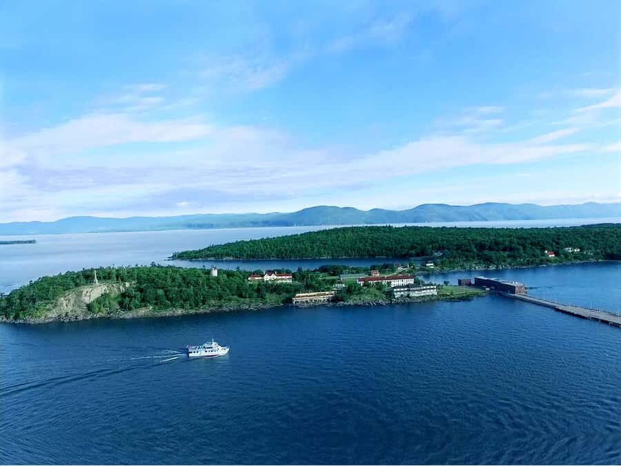 From Quebec City: Grosse Île Tour & Cruise + Bus Transfer - The St. Lawrence cruise: captain narration makes the ride matter