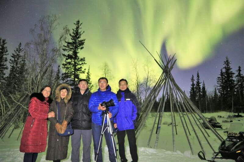 From Yellowknife: Northern Lights Bus Tour with Photos - Pickup, Warm Drinks, and Staying Comfortable in Yellowknife Cold
