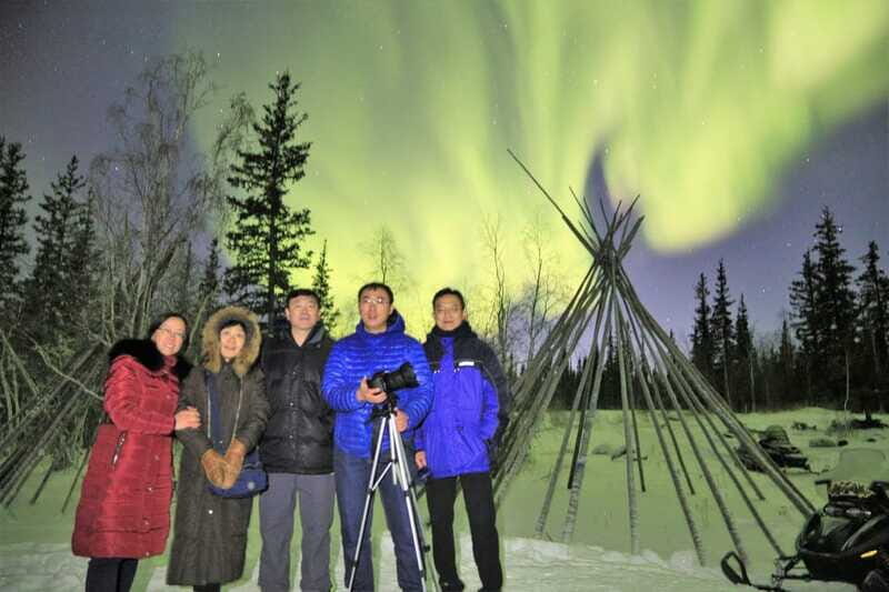 From Yellowknife: Northern Lights Bus Tour with Photos - Live Photo Moments: Getting the Shot Without Becoming the Trip Planner
