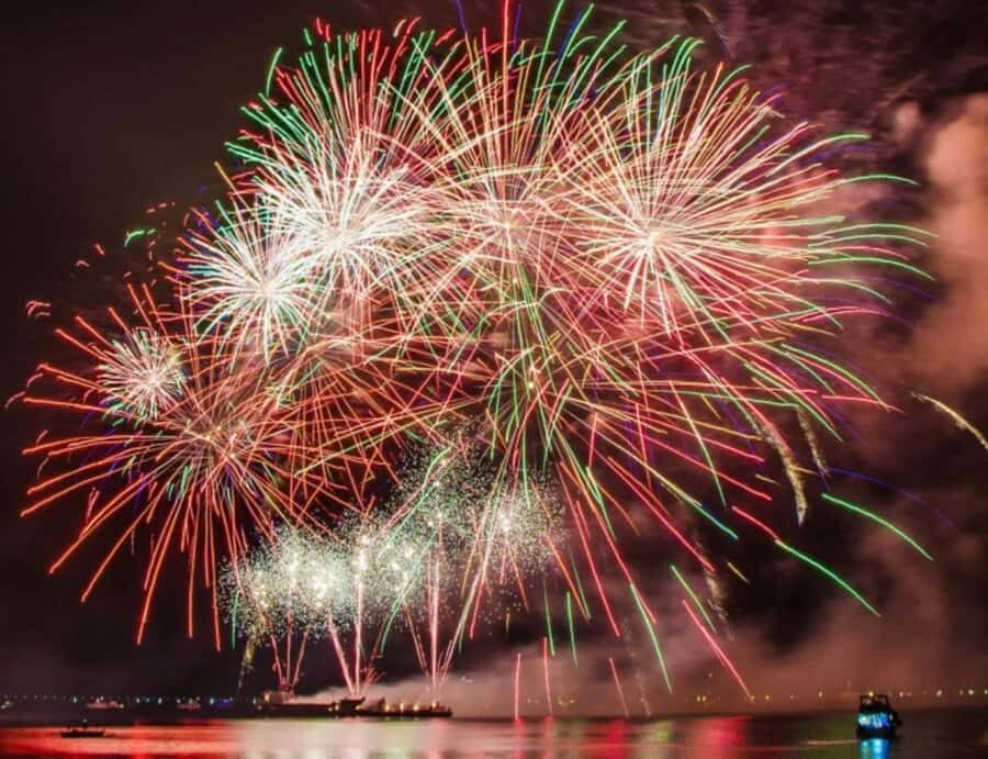 Gananoque: 1000 Islands Fireworks Cruise - Canada Day vs Fourth of July: Your Choice Changes the Scenery