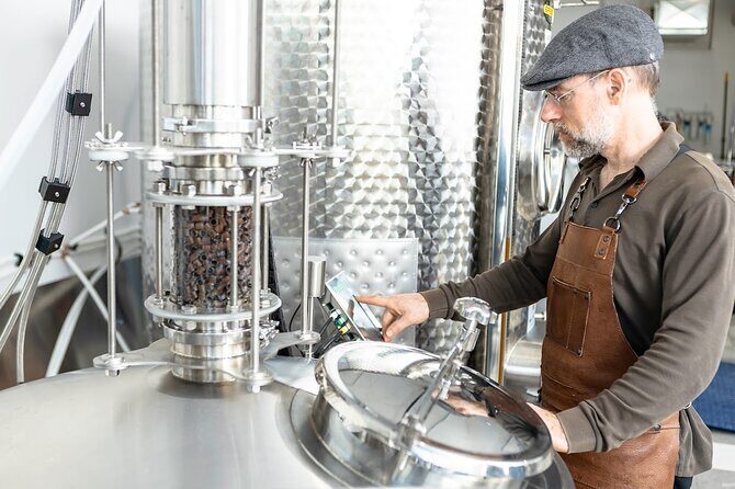 Guided tour « from the bee to the bottle » with tasting - English - Entering the hive-to-honey-to-spirits workflow (Stop 1: Apikol)