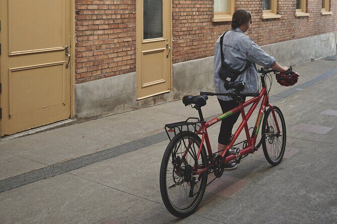 Historical Lower Town & Neighborhoods Bike Tour - Small-group pacing: safety, comfort, and how guides manage the route