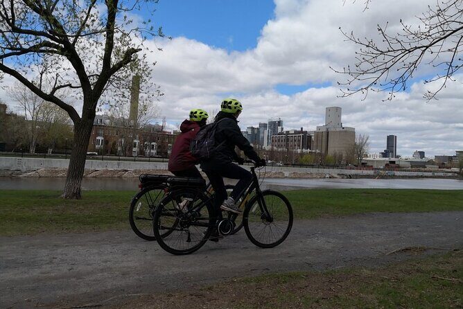 Independent Tour of Montreal by Bike - Chinatown and the waterfront route: busy streets meet open paths