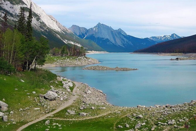 Jasper Wildlife and Sightseeing Tour with Maligne Lake Hike - Maligne Lake lunch: bring your own or use the Lakehouse Café