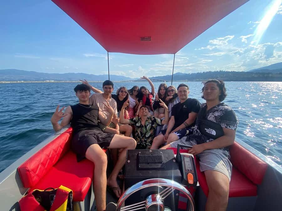 Kelowna: Private Boat Tour with Bluetooth Speaker - From the kiosk to the water: the simple starting point