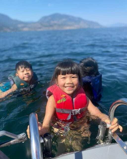 Kelowna: Private Boat Tour with Bluetooth Speaker - Practical tips: what to bring and how to get the most from the hour
