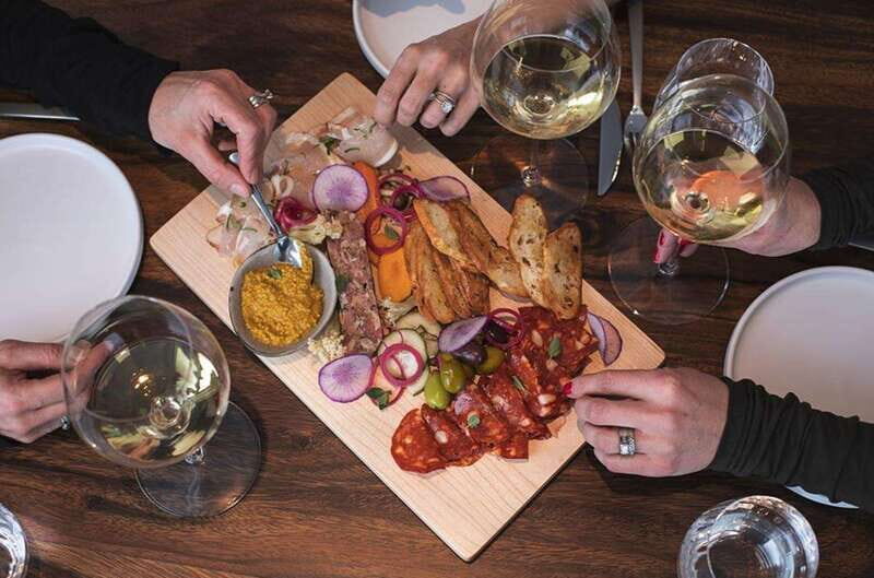Kelowna: Sunset Sip Wine Tour - Dinner at The Modest Butcher Kitchen + Market (2 hours)