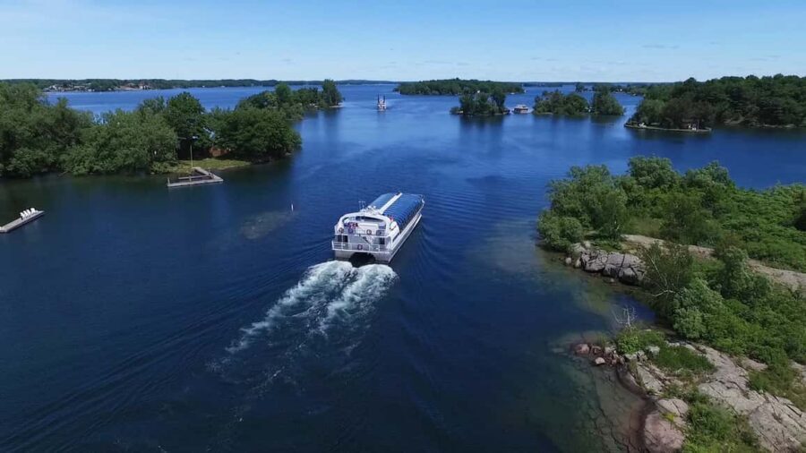 Kingston: Lunch Cruise of Thousand Islands - Island Queen vs Island Star: how the ship affects your comfort and views