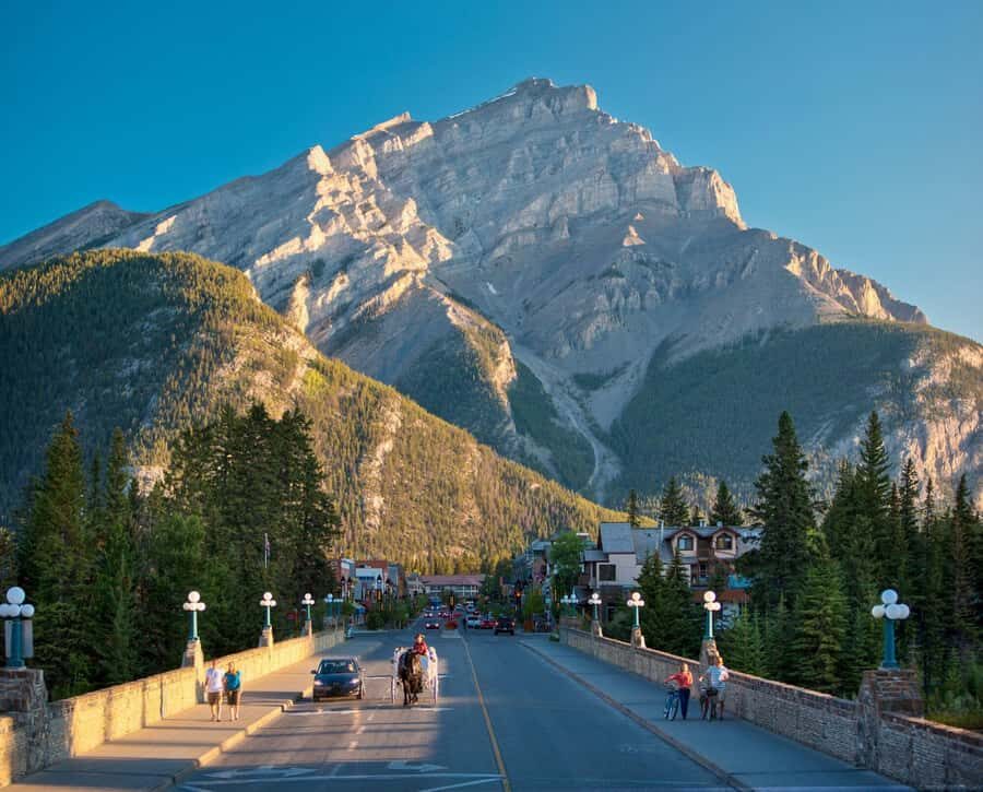 Lake Louise,Moraine Lake,Yoho NP,Johnston Canyon & BanffTour - What to bring: the checklist that actually matters