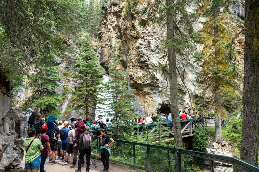 Lakes Moraine, Louise, Emerald, Johnston Canyon & Yoho Tour - Moraine Lake (summer months) vs the winter alternatives