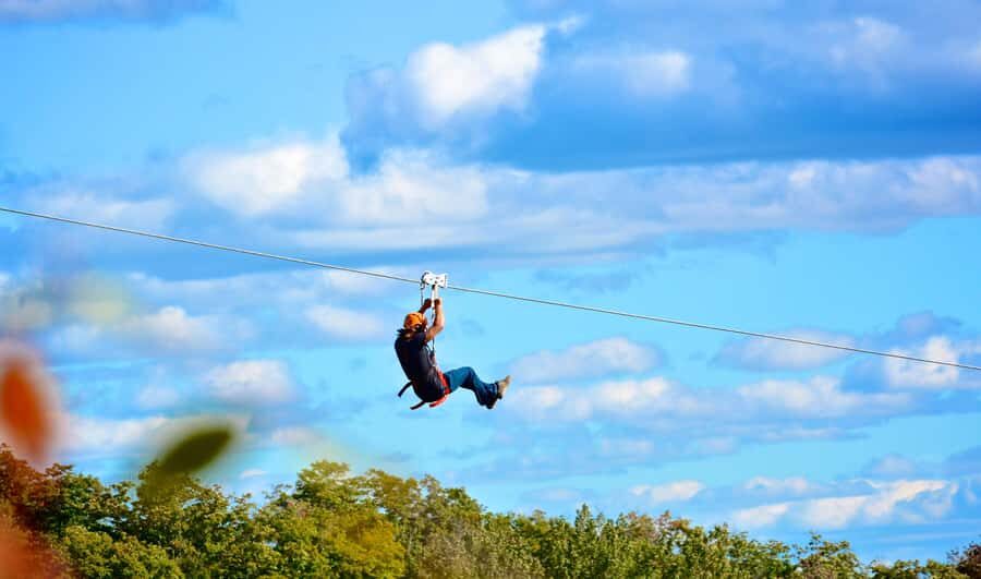 Mont-Catherine: Ziplines & Hike - Warm-up teepees: staying comfortable before each descent
