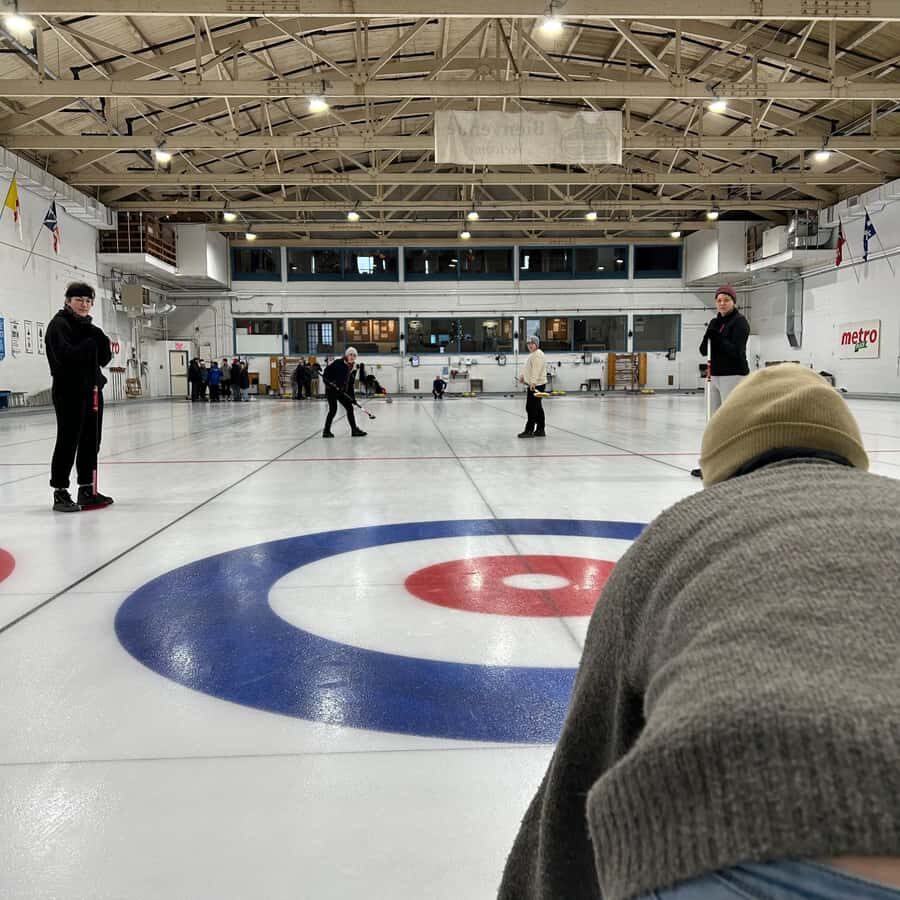 Montreal: Curling Experience with instructor and equipment - Curling in Montreal with a coach: what 150 minutes adds up to