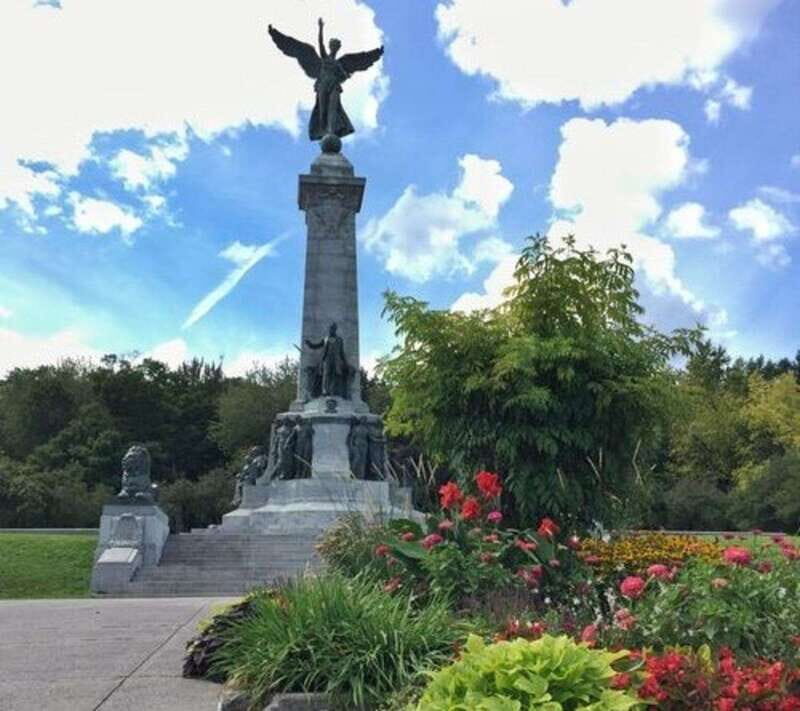 Montreal : Downtown & Underground Walking Tour with a Guide - Why Montreal’s Underground City Needs a Human Guide