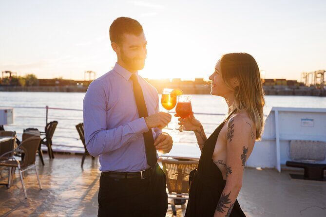 Montreal: Evening cruise with DJ - Meeting at Croisières AML and Timing Your Arrival