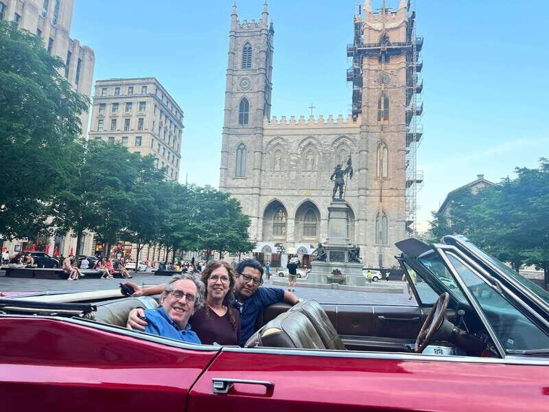 Montréal: Guided Tour in Vintage Convertible Cadillac - The 2-hour combo: Old Montreal, Chinatown, then Plateau Mont-Royal murals