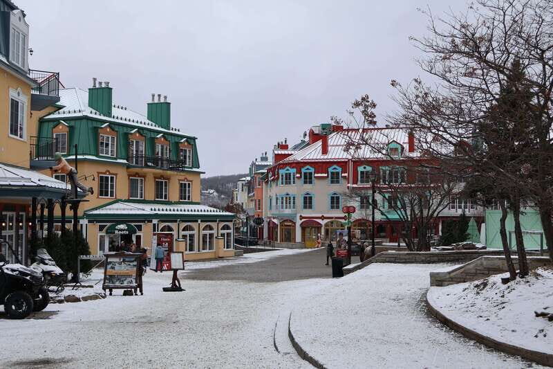 Montreal: Guided tour of the Laurentides Mont Tremblant - Pickup, the northbound drive, and the Saint-Sauveur pause