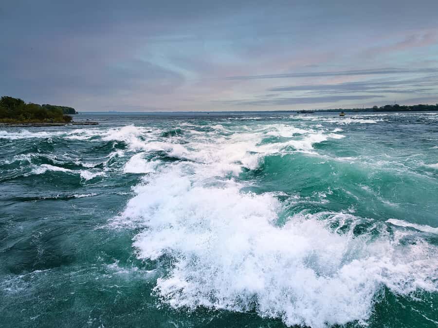 Montreal: Lachine Rapids Sightseeing Tour - Jacques-Cartier and Victoria Bridge cruising: the photo-friendly warm-up